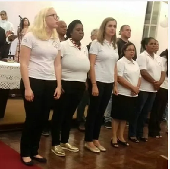 Equipe do Acolhimento e Apoio, de camisa branca, durante uma celebração